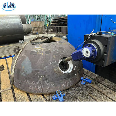 Nachdem der halbsphärische Kopf gebildet ist, werden Löcher gebohrt und die Verstärkung nach Druckberechnungen durchgeführt, um die Festigkeit zu gewährleisten.